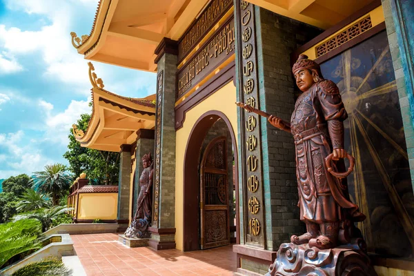 Gran templo hermoso en Vietnam, isla de Phu Quoc . —  Fotos de Stock