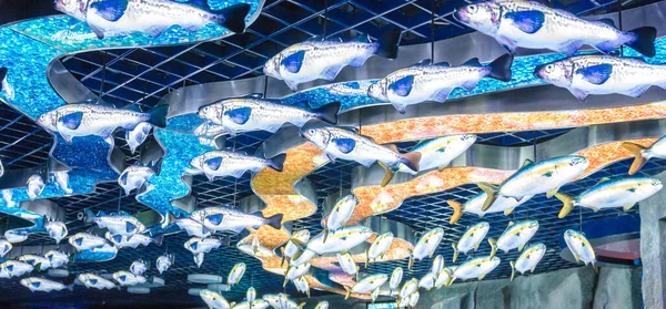 Aquário na ilha russa, muitos belos peixes artificiais decorar o interior dentro do aquário . — Fotografia de Stock