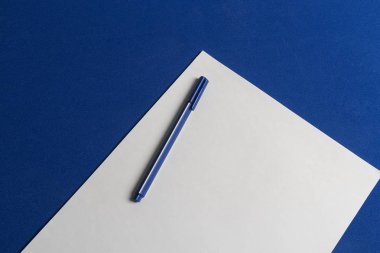 Mesa en azul clsico con hoja de papel en blanco y lapicero en azul listo para las metas del ao 2020