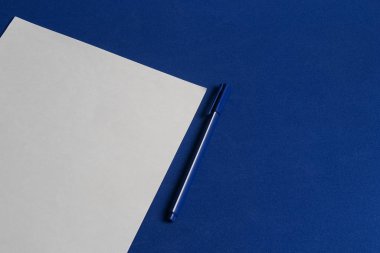 Mesa en azul clsico con hoja de papel en blanco y lapicero en azul listo para las metas del ao 2020