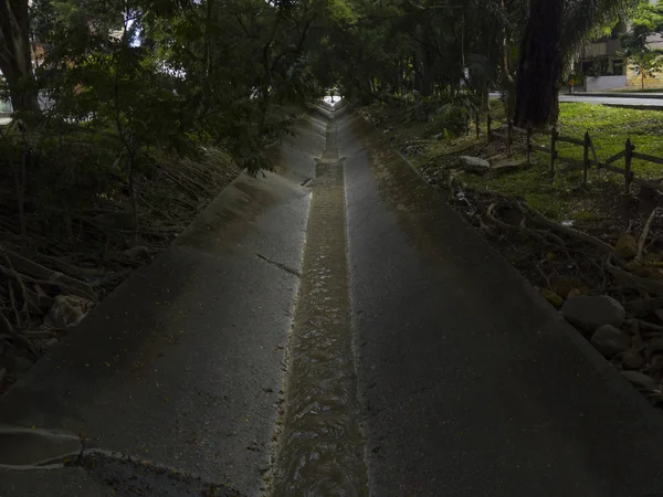 Canalization Del Rio Medellin Con Luz Fondo Rodeado Arboles Con — ストック写真