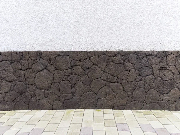 Pared de Piedra desde diferentes ngulos, con cemento blanco y piso de ladrillos grises