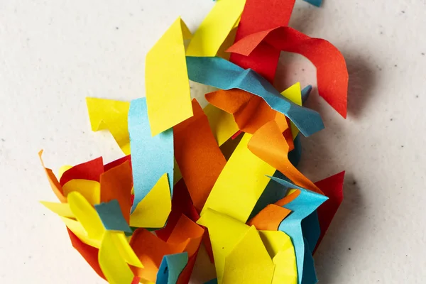 Trocitos de papel de colores arrugados en una bola sobre un escritorio blanco ideas desechadas