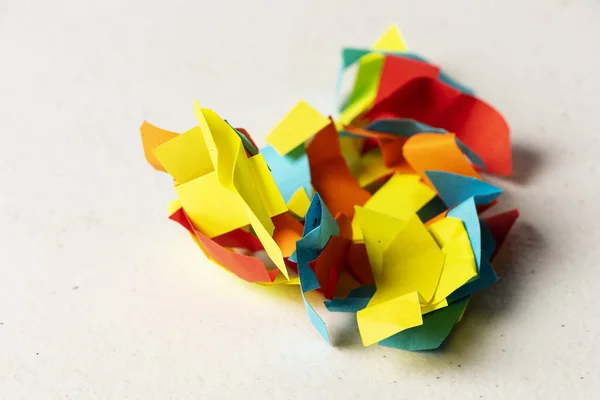 Trocitos de papel de colores arrugados en una bola sobre un escritorio blanco ideas desechadas