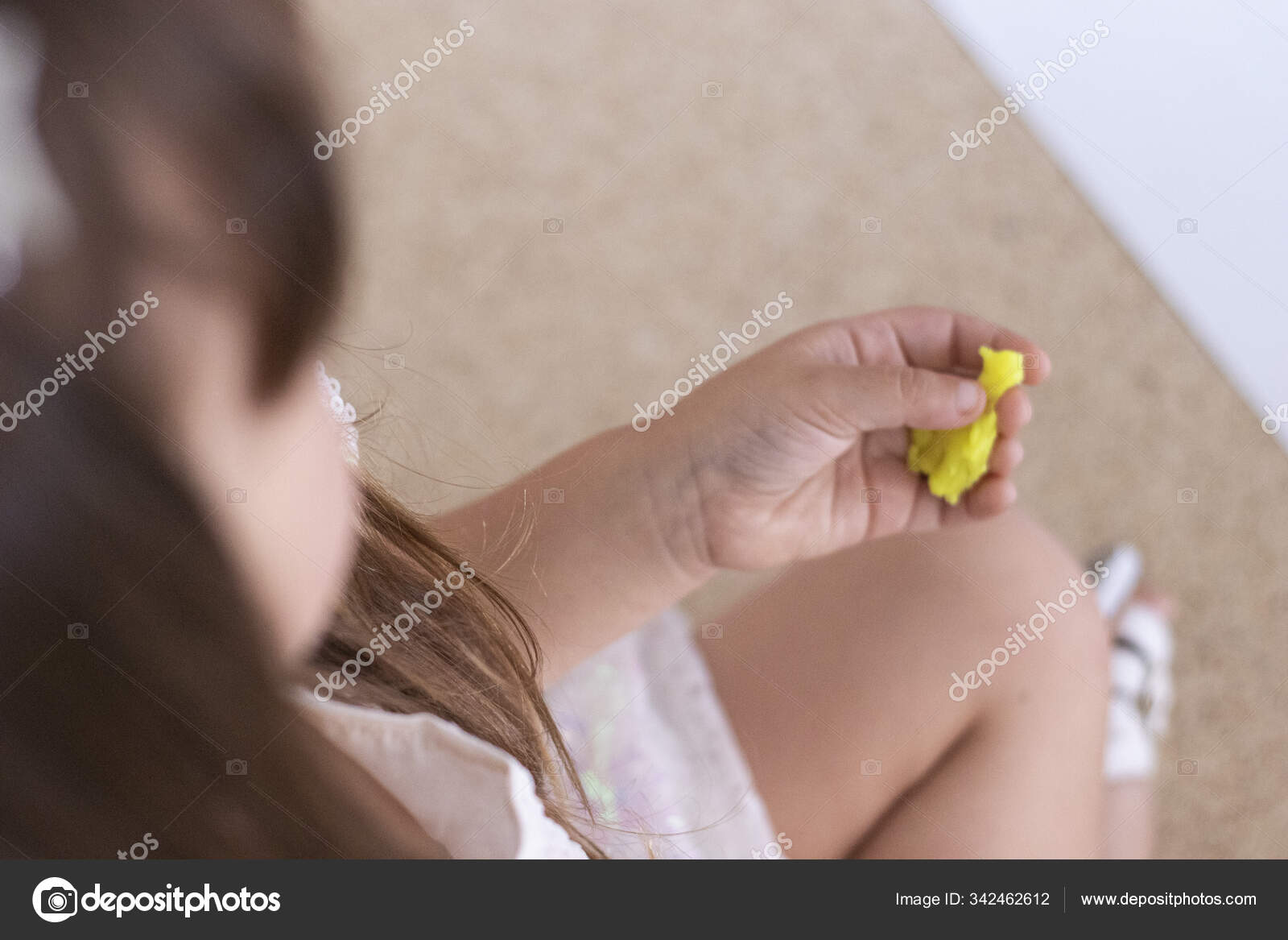 niñas jugando con plastilina