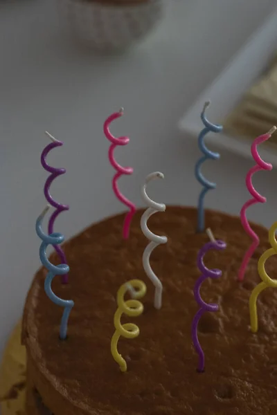 Postre Circulaire Con Velas Colores Aun Sin Prender Sobre Una — Stockfoto