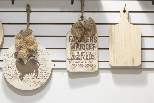Piezas acabadas de madera para manualidades con diferentes formas. Suministros de artesana colgados on una esirgendi. Dekoupage