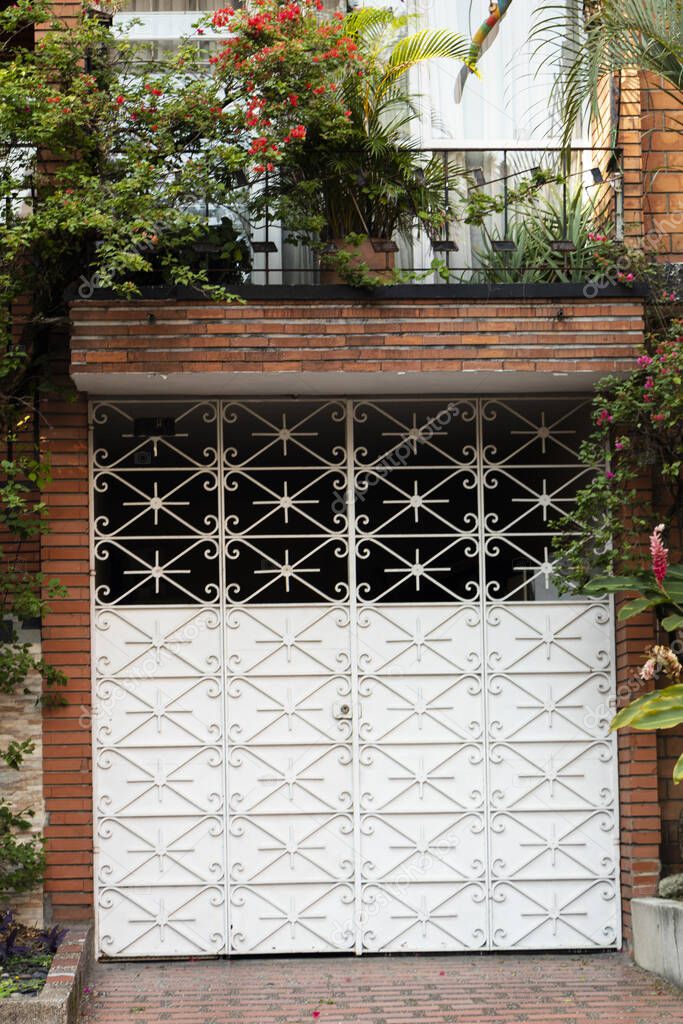 Casa con planta enredada en su balcn consumida por el silencio y el encierro de la cuarentena por el virus del coronavirus