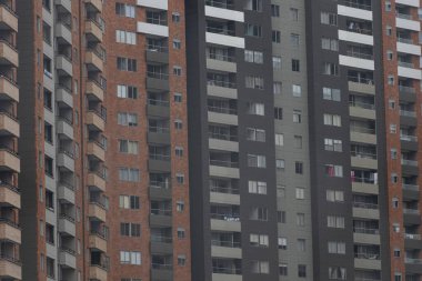 Ventanas de Edificios en la ciudad de Medellin durante la cuarentena por el coronavirus. Qudate en casa durante la pandemia