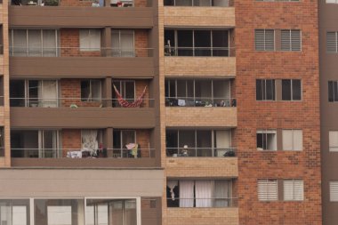 Ventanas de Edificios en la ciudad de Medellin durante la cuarentena por el coronavirus. Qudate en casa durante la pandemia