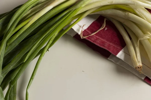 Cebolla Rama Larga Sobre Mesa Para Preparar Comida Hecha Casa — Stock Fotó