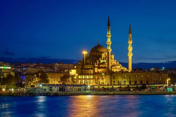 Yeni Camii ve mavi saat — Stok fotoğraf