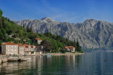 Kotor Körfezi ve dağlar