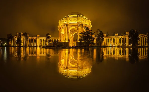 Palácio de belas artes e céu dourado — Fotografia de Stock