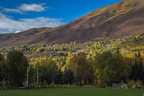 Campo de Aspen & Fotball — Fotografia de Stock
