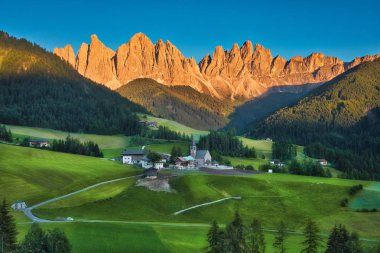 Dolomites ve günbatımı