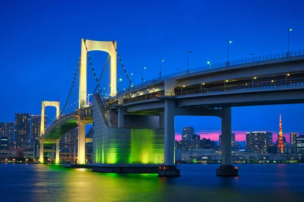 Foto Van Regenboogbrug Tokyo Het Moment Van Het Blauwe Uur — Stockfoto