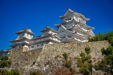 Himeji Kalesi ve mavi gökyüzü