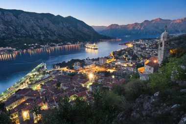 Kotor Körfezi ve gün batımı