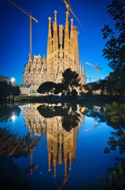 Mavi saatte Sagrada Familia 'nın fotoğrafı.