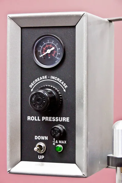 Panel Control Industrial Con Pantalla Analógica Interruptor Presión Rollo Control Imagen De Stock