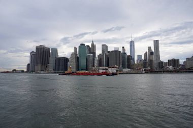 Petrol mavna yelken Doğu Nehri kadar