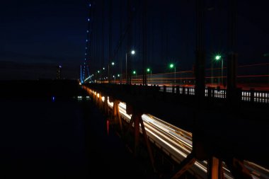 2 güverte köprüsünde ışık parkurları gece trafiği