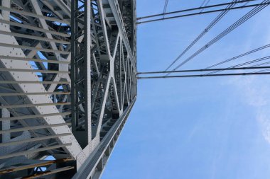 George Washington Köprüsü destek kulesinin düz yukarı dikey görünümü