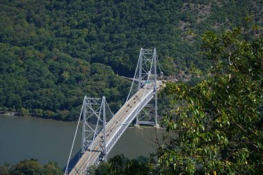 Bear Mountain Köprüsü ve Hudson Nehri manzaralı