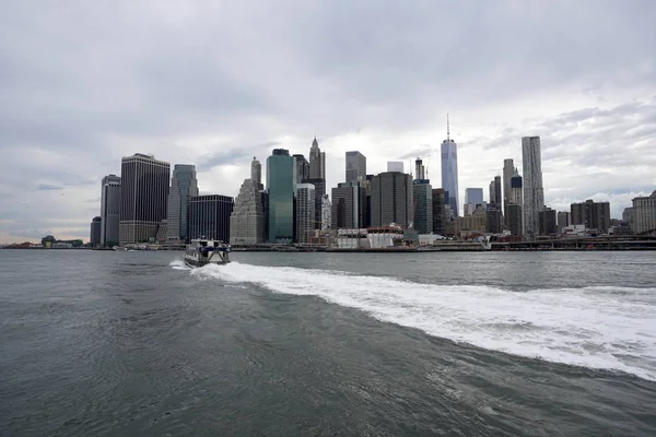 Traghetto pendolare attraversa l'East River — Foto Stock