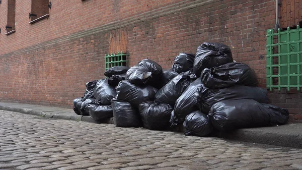 Мішки для сміття на міській вулиці — стокове фото