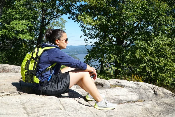 Donna escursionista atletica seduta in cima alla montagna — Foto Stock