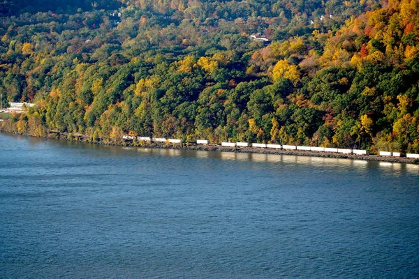 Yük treni dağ tarafında nehir