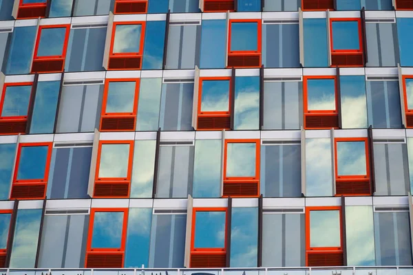 Bâtiment appartement fenêtre rouge — Photo
