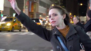 Genç kadın NYC taksi yağıyor