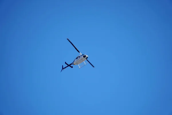 Frais généraux d'hélicoptère de police — Photo