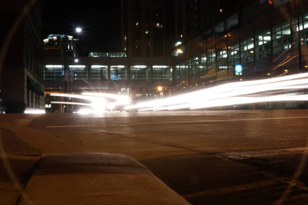 Downtown Minneapolis licht Trails verkeer — Stockfoto