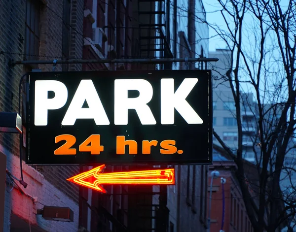 24 horas sinal de estacionamento — Fotografia de Stock