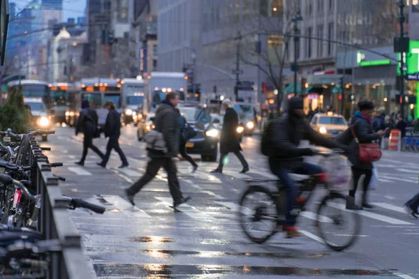 Άνθρωποι σε Nyc διάβαση πεζών — Φωτογραφία Αρχείου