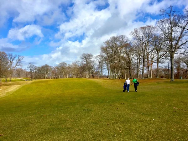 Deux golfeurs marchent fairway — Photo