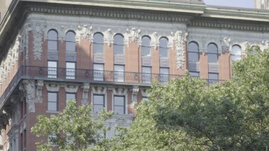 Tipik bir New York City Vintage mimarisi daire bina DX gün zaman fotoğraf geniş kurulması çekim. Ön planda ağaç