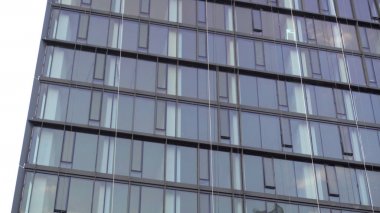 Dış bir New York şehir tarzı cam ofis bina gün zaman DX fotoğraf çekimi kurulması. Pencerelerin mavi gökyüzü yansıması