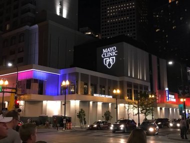 Mayo Clinic kar amacı gütmeyen tıbbi uygulama ve Minnesota alan tıbbi araştırma grubu. Geceleri dış kurulması fotoğraf