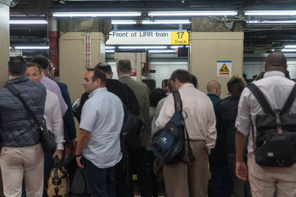 Les passagers attendent les retards des trains du Long Island Railroad à Penn Station, Manhattan. Terminal exploité par Amtrak en construction — Photo