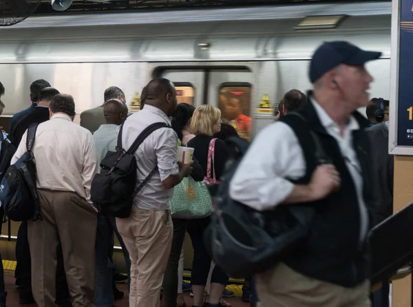 Les navetteurs de Manhattan attendent l'arrivée du train LIRR de Long Island Railroad au terminal de transport en commun souterrain Penn Station — Photo
