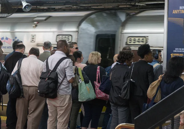 Manhattan ingázók várni a Long Island Railroad Lirr vonat érkezik a Penn Station földalatti árutovábbítási terminál — Stock Fotó