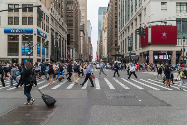 曼哈顿大街路口人行横道宽角长击落对纽约时报广场大道。忙碌上班族步行前往宾夕法尼亚车站 — 图库照片