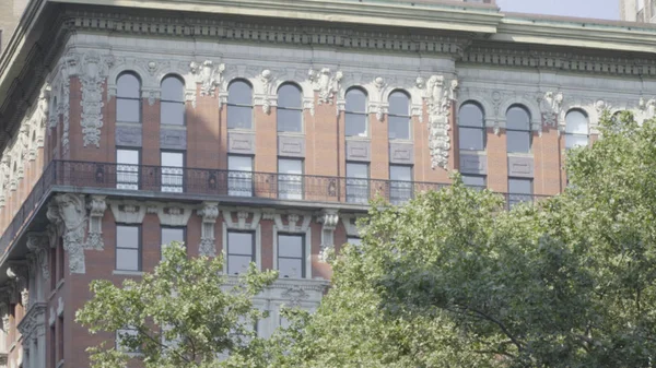 Tipik bir New York City Vintage mimarisi daire bina DX gün zaman fotoğraf geniş kurulması çekim. Ön planda ağaç