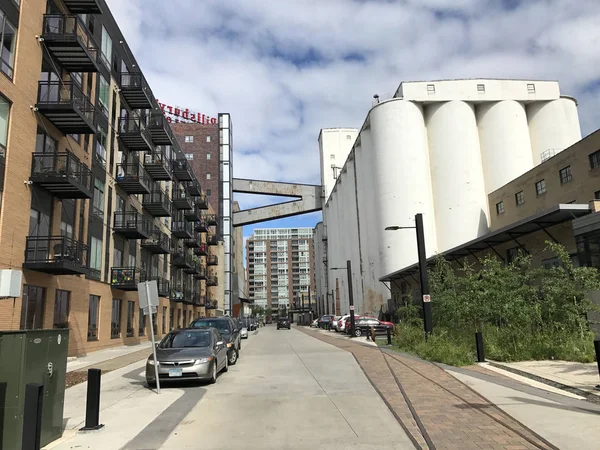 View of old flour mill in Minneapolis where new apartment buildings being constructed for urban development population growth — Stock Photo, Image