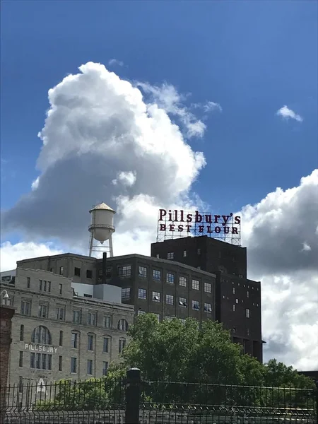 Moinho de farinha de Pillsbury ao longo do rio Mississippi, no centro-oeste dos Estados Unidos. Produzir produtos de panificação e alimentos . — Fotografia de Stock